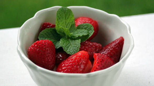 Small Strawberries with Lemon