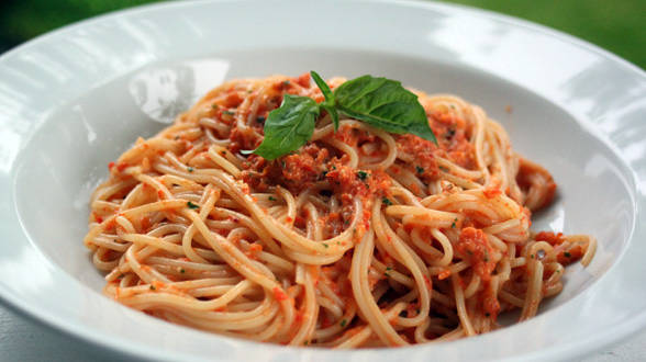 Spaghetti with Red Pepper Pesto