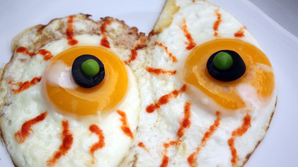 Halloween Treats: Egg Eyes