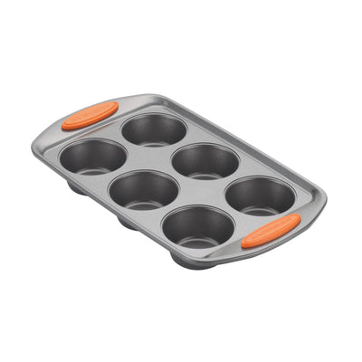 Six-cup muffin pan with orange grips on both ends.